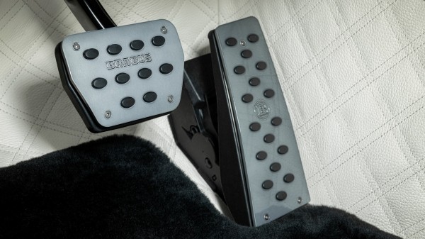 Brabus 700 на базе Rolls-Royce Ghost: форсированный мотор и щедрая доза углепластика Brabus 700 на базе Rolls-Royce Ghost: форсированный мотор и щедрая доза углепластика