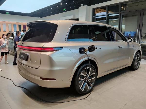 BYD Denza 8L: новый шестиместный кроссовер от дочернего бренда BYD. Конкурент Li Auto L8. Фото, характеристики и предварительные цены 37 0d58990787904ea0459160fe138b8f9a