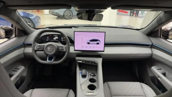 Zeekr 001 2026: легкий рестайлинг к новому модельному году — 900-вольтовая платформа, больше мощности. Фото, характеристики, цены и старт продаж 15 18df392f7cd99539b27692c1ed4ca759