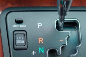 Зачем на автомате нужна кнопка Shift Lock Release — и почему игнорировать её опасно