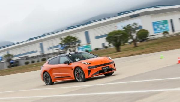 Zeekr 001 2026: легкий рестайлинг к новому модельному году — 900-вольтовая платформа, больше мощности. Фото, характеристики, цены и старт продаж 27 67dd82e4f8e5ab8f92ef6e2e33710ea7