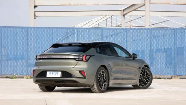 Zeekr 001 2026: легкий рестайлинг к новому модельному году — 900-вольтовая платформа, больше мощности. Фото, характеристики, цены и старт продаж 9 6d99799eaf013ca3b91c48d0a7678df5