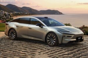 Флагманская Toyota bZ7: как Xiaomi превращает электрокар в гаджет мечты — и почему передний привод может сыграть вам на руку