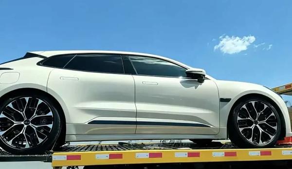 Zeekr 001 2026: легкий рестайлинг к новому модельному году — 900-вольтовая платформа, больше мощности. Фото, характеристики, цены и старт продаж 1 Zeekr 001