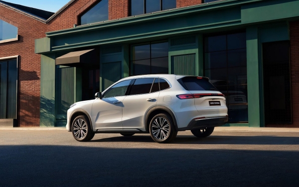  Geely готовит новый кроссовер для России. Мы узнали первые подробности 