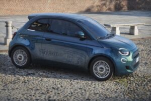 Бензиновый Fiat 500 возвращается — готовьтесь к взрыву ностальгии на дорогах!