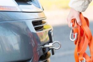 Можно ли буксировать машину с АКПП, если её двигатель не заводится — риск, о котором все молчат!